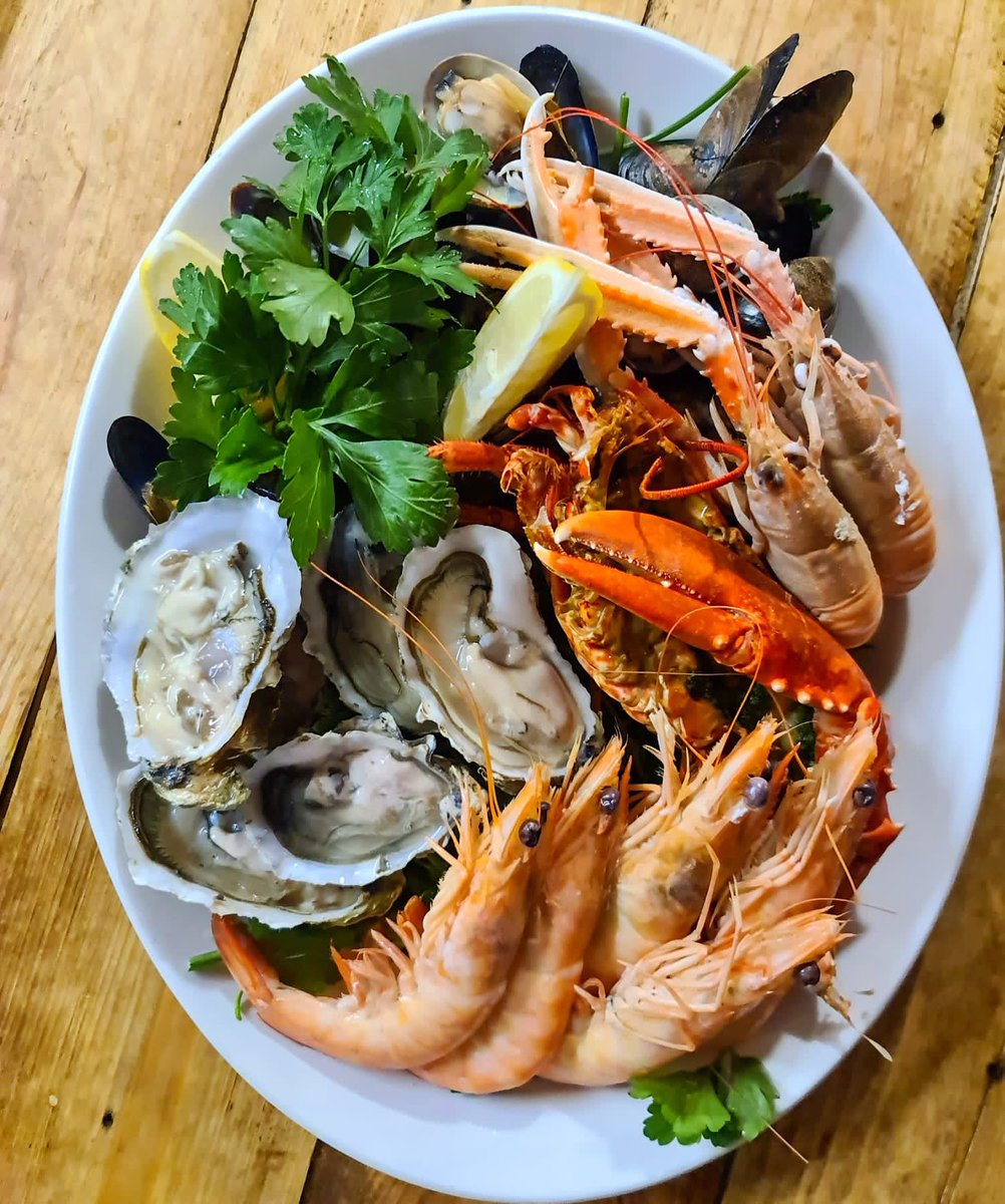 thescallopshell's tweet image. Summer shellfish featuring Cawsand Bay cock crab, Colchester rock oysters, palourde clams, Scottish rope grown mussels, Pacific prawns and Scottish langoustines 🦐🥂

#shellfishplate #shellabration #shellfishlover