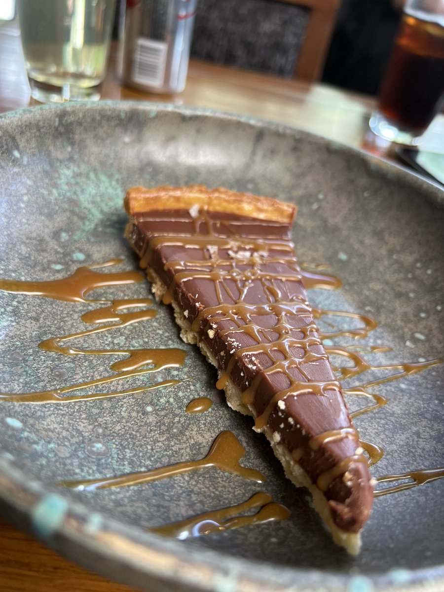 Tarta de chocolate Tabasqueño de cacao criollo de @chocolatesrocio , con caramelo y sal maldon. Una maravilla.