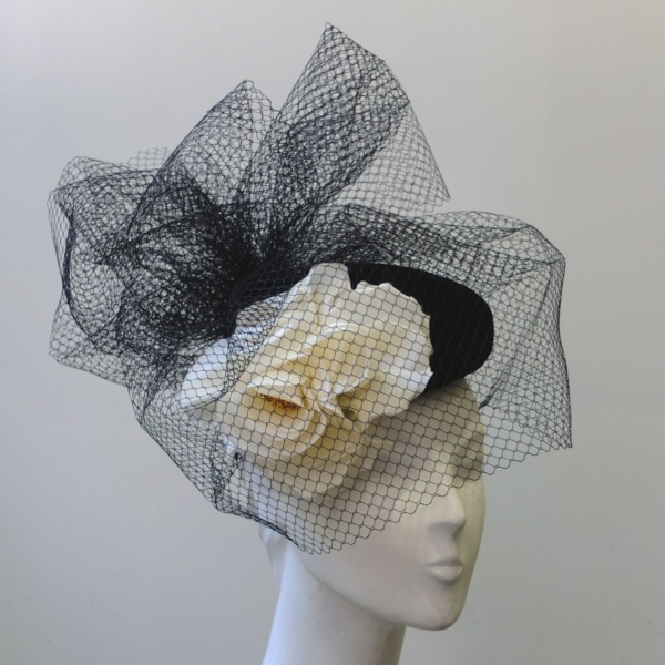 LondonHatWeek's tweet photo. Hat veiling, a seemingly simple millinery material but it can prove tricky to tame.

Get top tips from Sarah Marshall of @johnboydhats in her Beyond the Veil Demonstration: Aug 4 @ 3:30 pm - 5:00 pm

Sarah will demo 3 signature John Boyd styles.

#londonhatweek #hatveiling https://t.co/K21Thv04NS