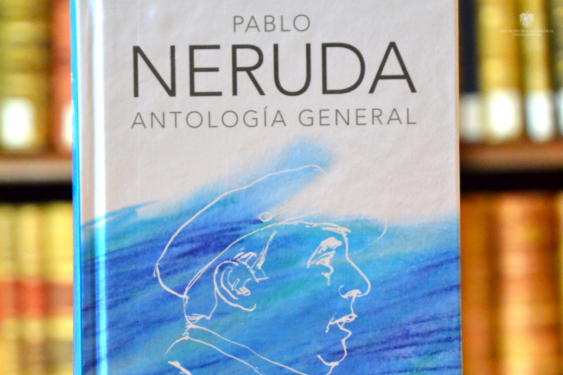 ASALEinforma's tweet photo. «Pablo Neruda. Antología general» es una edición conmemorativa compilada por Hernán Loyola en homenaje al poeta chileno. En ella se organizan los poemas en doce capítulos, haciendo coincidir la trayectoria vital del autor y su aventura creadora: https://t.co/Vn2d9Sgcgi. https://t.co/PTuaamNzhy