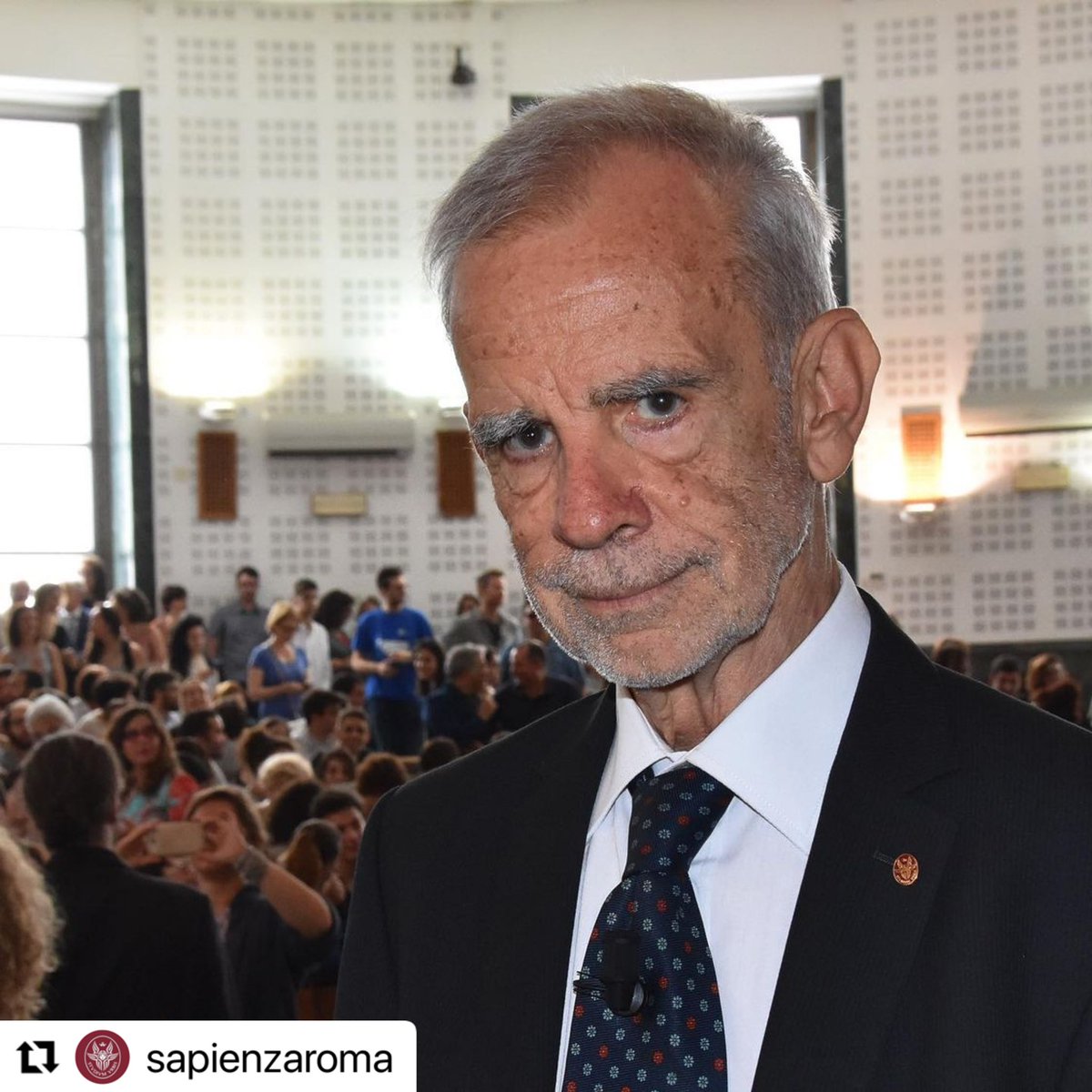 📸🖤 La Sapienza di Luca Serianni: ci ha lasciato il grande linguista, maestro amatissimo dai suoi allievi, punto di riferimento per gli studi sulla lingua italiana

[leggi tutto su ➡️ bit.ly/cordoglio-scom…]

#LucaSerianni #orgoglioSapienza
#docentiSapienza #Lcm_Sapienza