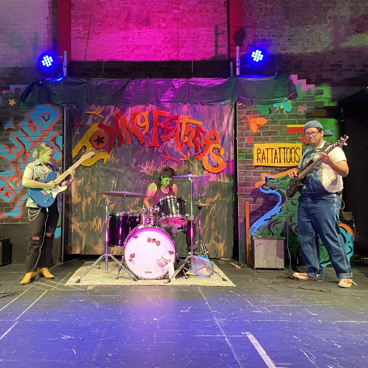 ParkTheatre's tweet image. Teak a BEAK into the rehearsal room of Jonny Feathers the Rock &amp;amp; Roll pigeon! 🐦

Jonny &amp;amp; his friends are here for this hilarious family show with live music, action and puppetry… Will you help them in the hunt of Jonny’s guitar? 🎸

🗓 29 Jul - 13 Aug 
parktheatre.co.uk/whats-on/jonny…