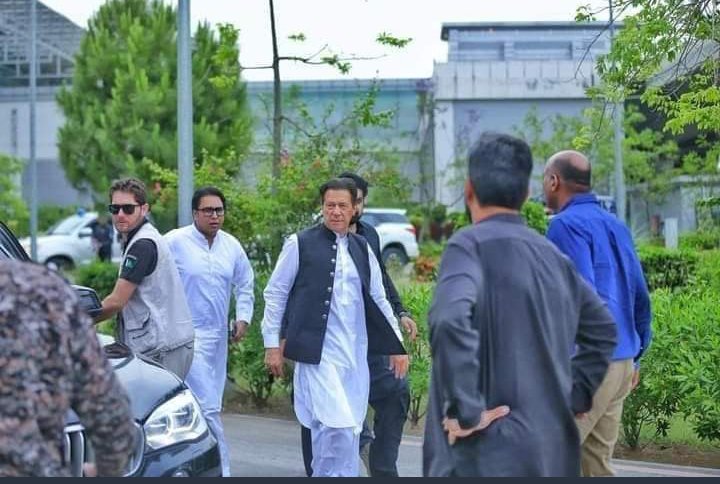 ساریاں نو چھڈو

اس فوٹو وچ صرف <a href="/SHABAZGIL/">Dr. Shahbaz GiLL</a>  دیاں سپیڈاں ویکھو

جس طرح کسی کو کوئی چھوڑ جائے تو پیچھے سے آوازیں دیتا ھے

اوئے رکو مینوں تے نال لے جاو

👇😅