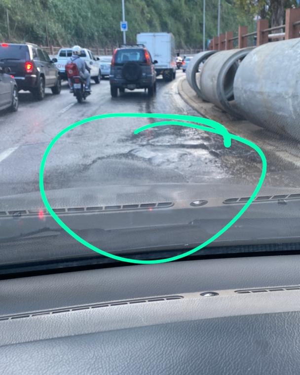 traficovv's tweet photo. Vía @tureporterovial Se acuerdan de el Hundimiento en la Carretera Panamericana, el que terminaron de arreglar ayer. Ya se esta Hundiendo y levantando la capa asfáltica. 9:47am #21Julio #Transito #Gasolina #Colision  #Panamericana #Autopista #ValleCoche https://t.co/9Vd5tnAhIe