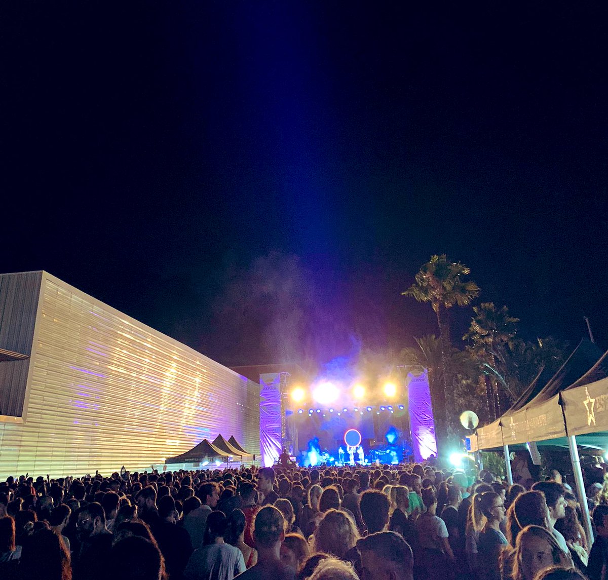 nnggcartagena's tweet photo. 🌙Disfrutar el sonido🎶en vivo de una banda en un marco incomparable…😍¡eso nos ofreció ayer la @mardemusicasct!🌊

🪘🎺Solo #Cartagena sabe tocar el oído a miles de personas que abarrotan nuestras calles estos días🤩

🥳¡Sin música,la vida sería un error!

#ComprometidosConCT💙 https://t.co/2Ga5Y7fB4e