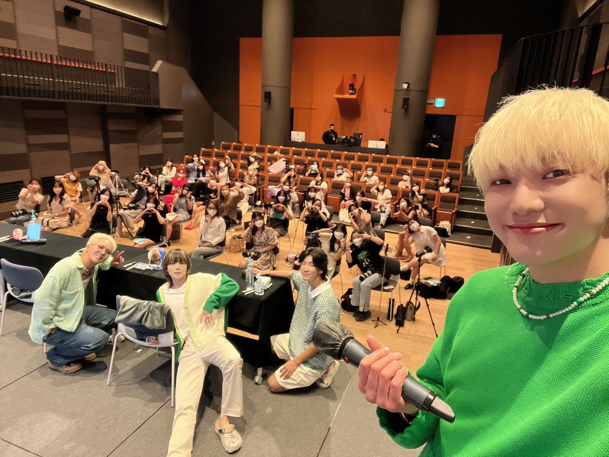 official_yoon_'s tweet photo. 아쥬 행복한 하루💙 고마워욧🍀 https://t.co/HgWZtNuHn1