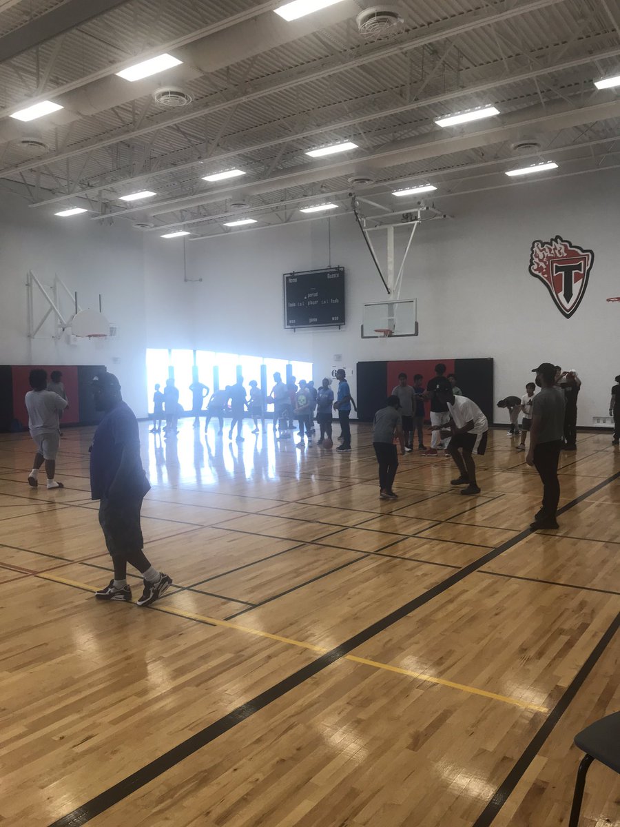 Focus on Youth student leaders working with Elementary students <a href="/DMThomsonCI/">D & M Thomson C.I.</a> getting the day started with basketball skills. #mentorship #leadership #TDSBSummer2022 <a href="/TDSB_ConEd/">TDSB Continuing Education Department</a>