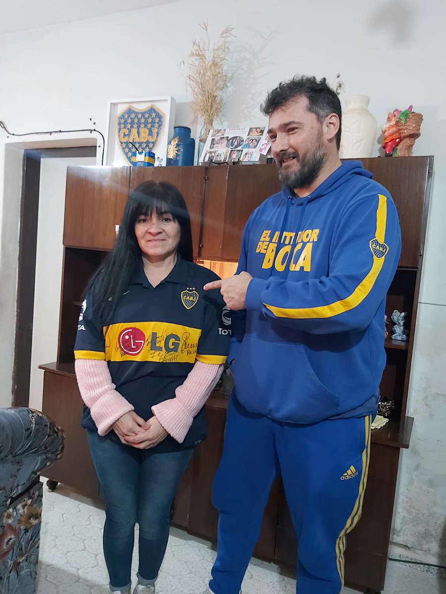 SanFcoEsDeBoca's tweet image. POR ADRI !

Adriana, Adri, es una vecina de la ciudad que necesita reunir la suma de $3.000.000   que le demanda la cirugía. 

Hace un tiempo Pablito Lugani me confió esta camiseta firmada por Roman Seba Borghi y Martín del año 2010 la cual cuidó y guardó con tanto cariño 🫶