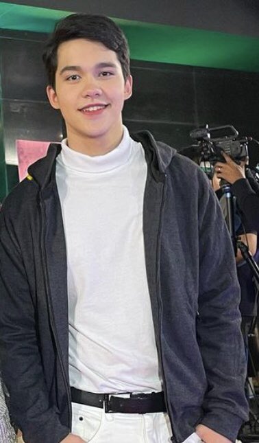 sobranapakapogi's tweet photo. robnie same ng color ng damit 
#RobBlackburn https://t.co/zwTlrHnhxo