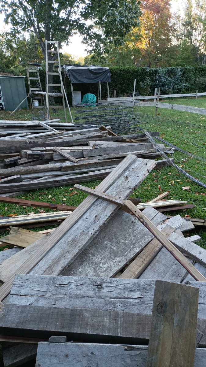 Nos decidimos por el sistema de construcción tradicional (ladrillos, bah) después de coquetear (?) con los paneles SIP, el steel frame y las preindustrializadas de acero. Todos los sistemas son buenos, después me explayaré en el tema.
