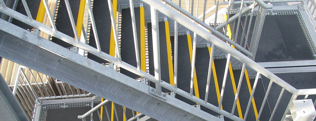 Waar gewerkt wordt met vloeistoffen, chemicaliën of vetten is de kans groot dat er gladde oppervlakten ontstaan ⚠

De zomerperiode leent zich goed om preventieve antislipmaatregelen op orde te brengen.

Lees hierover meer > lnkd.in/exe6GxPq

#Nedelko #antislip #veiligheid