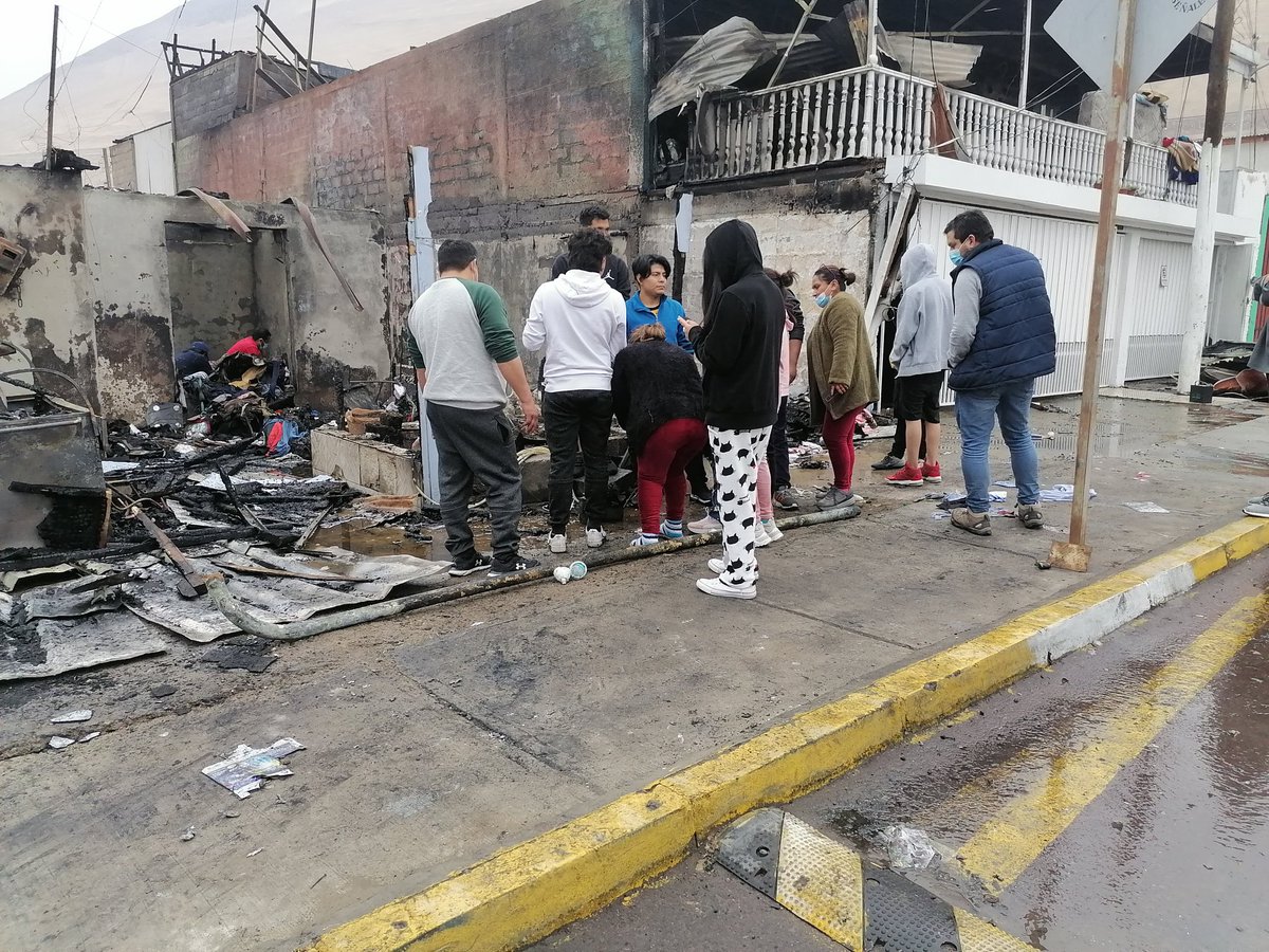 jorgesolimano's tweet photo. #iquique 75 bomberos llegaron al lugar del incendio en la Gómez Carreño y 15 carros de todas las compañía. Bomberos tuvieron problemas con la presión del agua. El siniestro dejó a 17 damnificados https://t.co/h9osdFyFwj