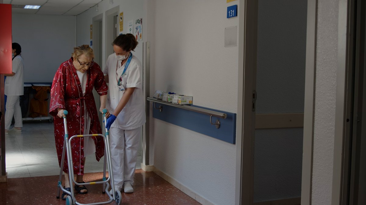 El #CLÍNIC posa en marxa una nova sala d’ortogeriatria per a pacients majors de 75 anys amb fractura de fèmur.

El dispositiu, que es troba a la seu del Plató, està adreçat a pacients amb diverses patologies associades a l’edat avançada.

➕Info 👉 bit.ly/3v72IZT