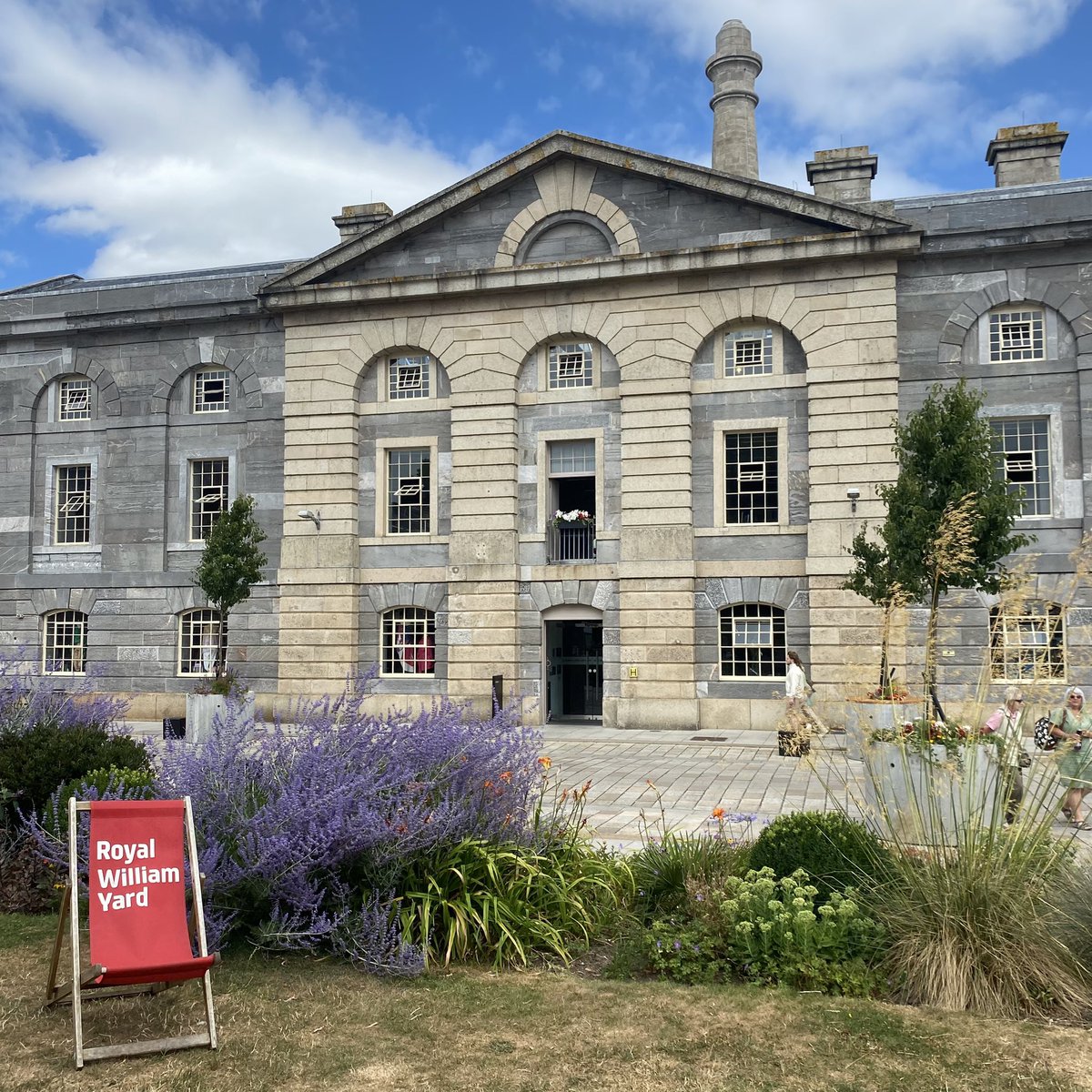 VickiEdmunds11's tweet photo. I am enjoying my #PlatinumJubilee Bank Holiday day very much so far βοΈπββοΈ #Plymouth #Devon #RoyalWilliamYard #DevilsPoint #FirestoneBay https://t.co/mORC4AwSxD