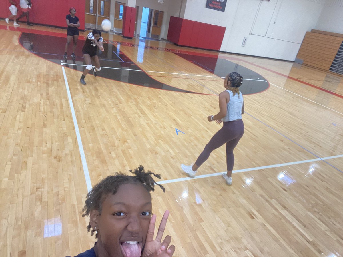 katryna_g's tweet photo. We are working! Check out her form 😍 here’s our schedule and we look forward to your support this season #betherewhenithappens @therrellathlet1 @APSTherrell @coachgsullivan https://t.co/QBUNZvZVd0