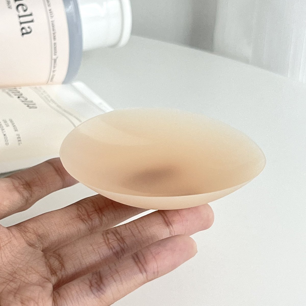 ที่แปะจุกไร้กาวอันนี้คือใส่แทบทุกวัน โนบราคือที่สุด ละมันใส่สบายมาก บางทีลืมว่าแปะอยู่ คือดี แนบไปกับเนื้อ ติดแน่น ตากฝนก็ไม่หลุด ไม่มีกาวให้แพ้ด้วย ชอบจนเคยรีวิวให้เขา จนแบรนด์ทักมาขอบคุณเลย ชอบจีง วันนี้มีโค้ดลดมาให้ด้วย เหลือเซ็ตละ 280 บาทเอง ไปตำ!