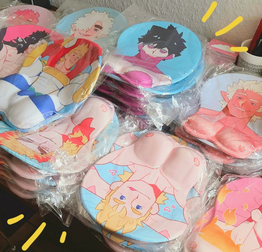 Disrupted_Sky's tweet photo. Mousepads are here!!! 💖💖💖👀
I'm slowly going through them to grade them and check the quality before shipping out the pre-orders! https://t.co/EvY4PEYEKR