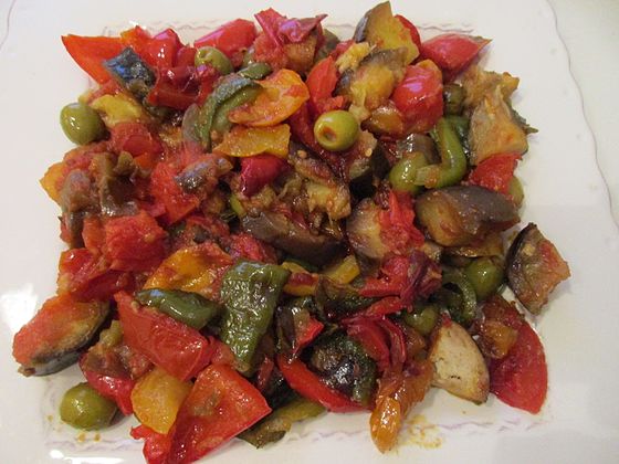 IF_Madrid's tweet photo. 🇫🇷🇪🇸 ¡Hoy cocinamos! y te presentamos la receta de la Ratatouille, un plato procedente de la Provenza francesa, en concreto de la zona de Niza, que tiene un gran parecido con el pisto manchego 😊.
Bon appétit! 🤤
#ratatouille #platotipico #comidafrancesa #comida https://t.co/VvwV8j8ZPS