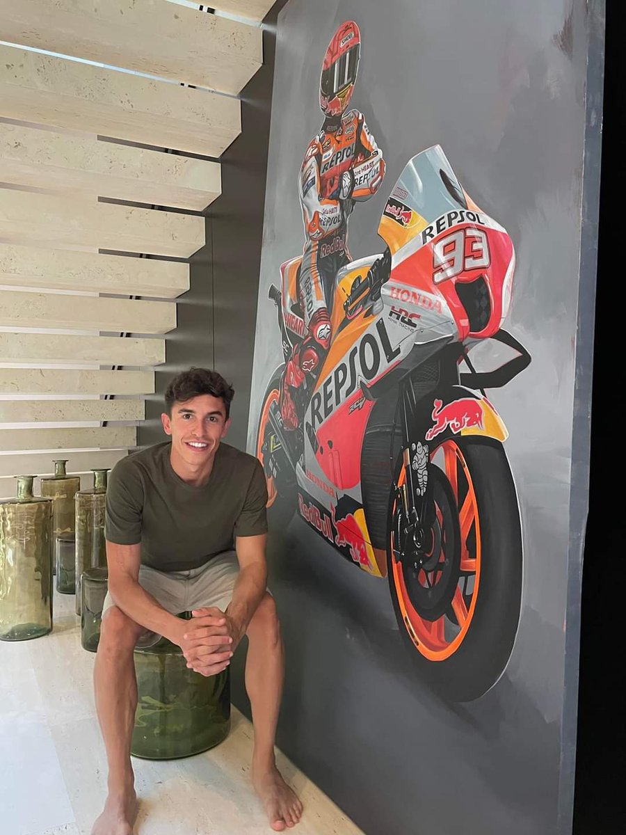 marcmarquez93's tweet photo. 10 años juntos no se celebran todos los días! Gracias @Repsol por todo este tiempo y por el súper cuadro que me regalasteis, que ya tengo en casa 🧡
Last week we celebrated 10 years together with @box_repsol and they gave me this painting that I already have at home. I love it 😍 https://t.co/r1Bj9v3oQN