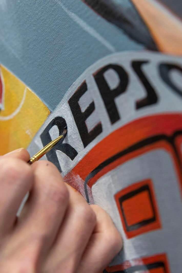 marcmarquez93's tweet photo. 10 años juntos no se celebran todos los días! Gracias @Repsol por todo este tiempo y por el súper cuadro que me regalasteis, que ya tengo en casa 🧡
Last week we celebrated 10 years together with @box_repsol and they gave me this painting that I already have at home. I love it 😍 https://t.co/r1Bj9v3oQN