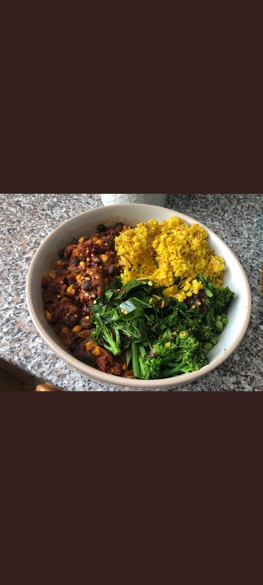 8/10-Chilli, rice and greens @CanWeDoMore1 
Strong. Very strong. Chickpeas will deliver the crunch, rice will deliver the fluffy softness.Spring greens look well oiled &amp; lurking peas a nice surprise.Worktop also v. appealing; good job all round.
#vegan #veganism #ratemyveganplate