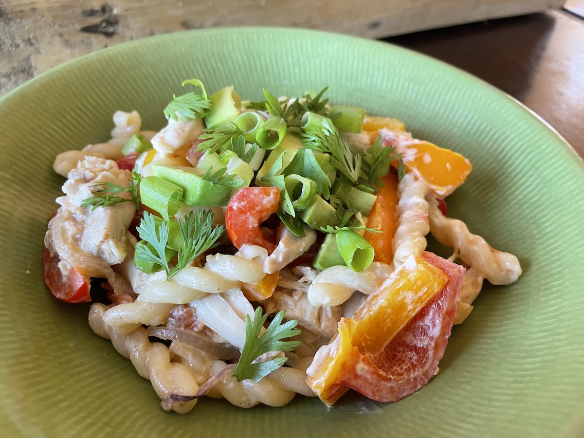 cookafterclass's tweet photo. Ditch the tortilla and add a little pasta for this fajita in a bowl...also known as Chicken Fajita Pasta 😋 https://t.co/Rqq6nFomB7 #dinner #pasta #chicken #fajitas https://t.co/ylbQ2HkqV6