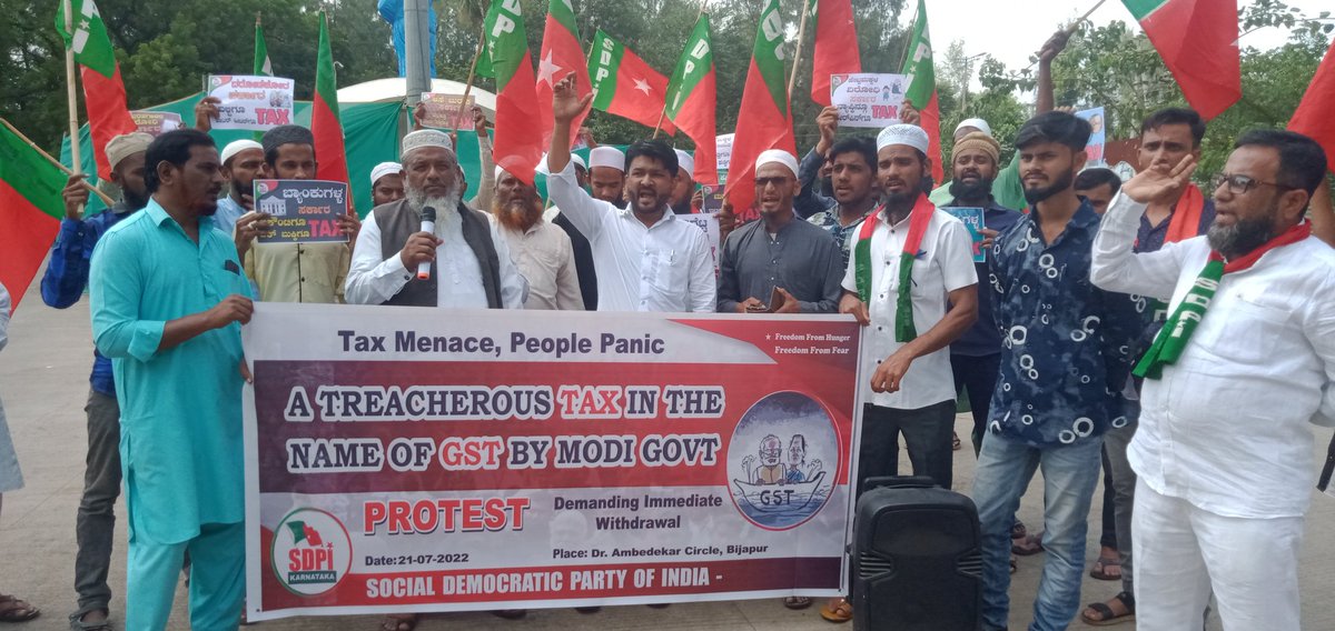 Md_Zaid_Bijapur's tweet photo. SDPI Bijapur Staged a Protest Against the Treacherous Tax in the Name Of GST by Modi Government.
#SDPI #SDPIKarnataka #SDPIBijapur #GSTPolitics #Tax https://t.co/X1gpUDVRFo