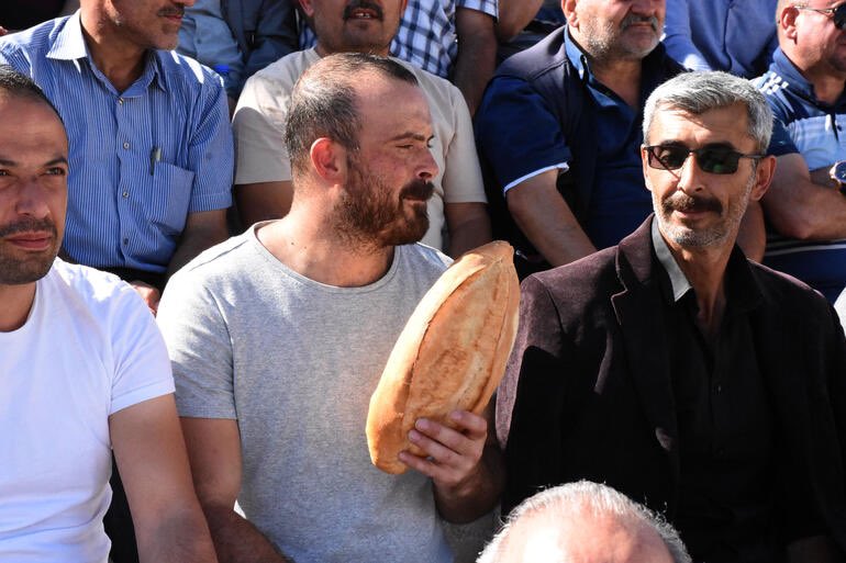 🔴 Sivas Demir Çelik Fabrikası işçileri ellerinde ekmekle seslendi: “Dilenci değiliz, emeğimizin karşılığını istiyoruz”

Sivas’ta işçiler “Aylardır maaş alamıyoruz. 5 aydır fabrikamızda çalışmalar durdu” diyerek kent merkezinde oturma eylemi yaptı.