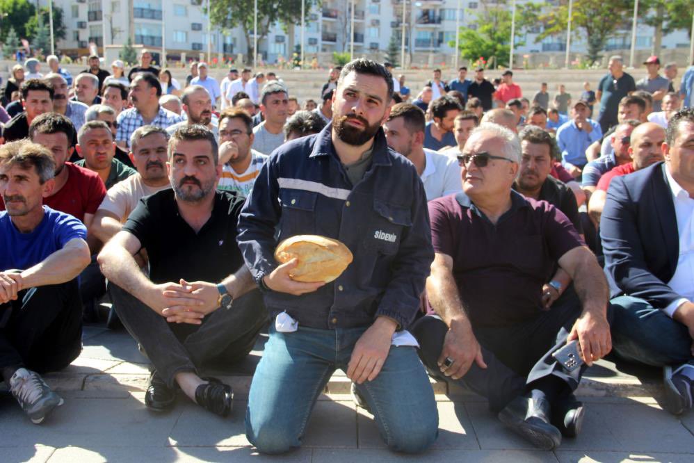 isci_tv's tweet photo. 🔴 Sivas Demir Çelik Fabrikası işçileri ellerinde ekmekle seslendi: “Dilenci değiliz, emeğimizin karşılığını istiyoruz”

Sivas’ta işçiler “Aylardır maaş alamıyoruz. 5 aydır fabrikamızda çalışmalar durdu” diyerek kent merkezinde oturma eylemi yaptı. https://t.co/9QQ64qoQFL