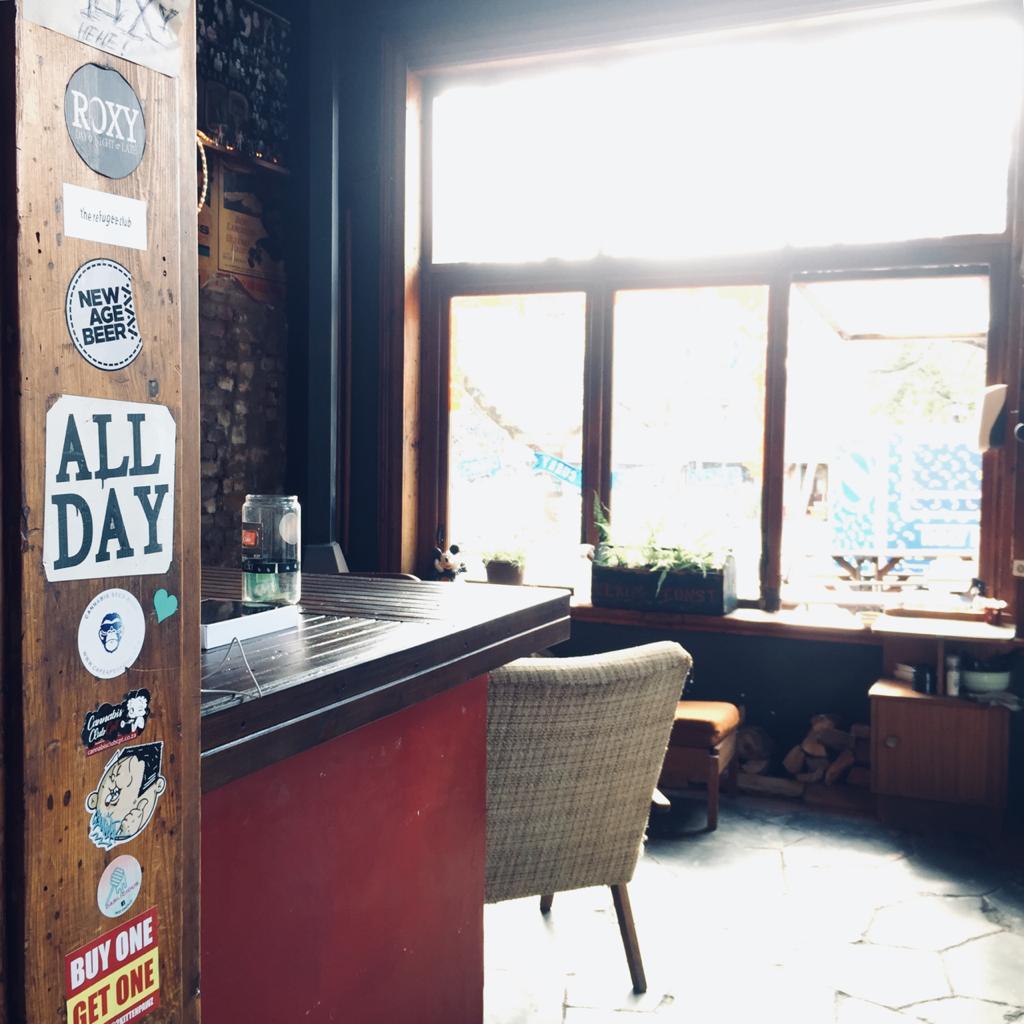 Have you ever been to <a href="/RoxyLateNight/">Roxy Late Night</a> ???

It's a trendy bar and restaurant in the heart of Gardens, in Dunkley Square. They've got a mean happy hour, a vibey outside area, and a very Instagrammable inside! 

#CapeTown #foodie <a href="/CapeTownEtc/">Cape {town} Etc</a> <a href="/FoodBlogCT/">FoodBlog Cape Town</a> <a href="/woict/">whatsonincapetown</a>