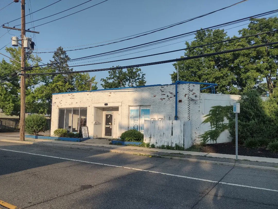 nextchapterli's tweet image. Our new permanent location will be at 204 New York Ave in Huntington - a 5 minute walk from @BookRevueLI 
If you don't feel like walking though, we have a parking lot :)