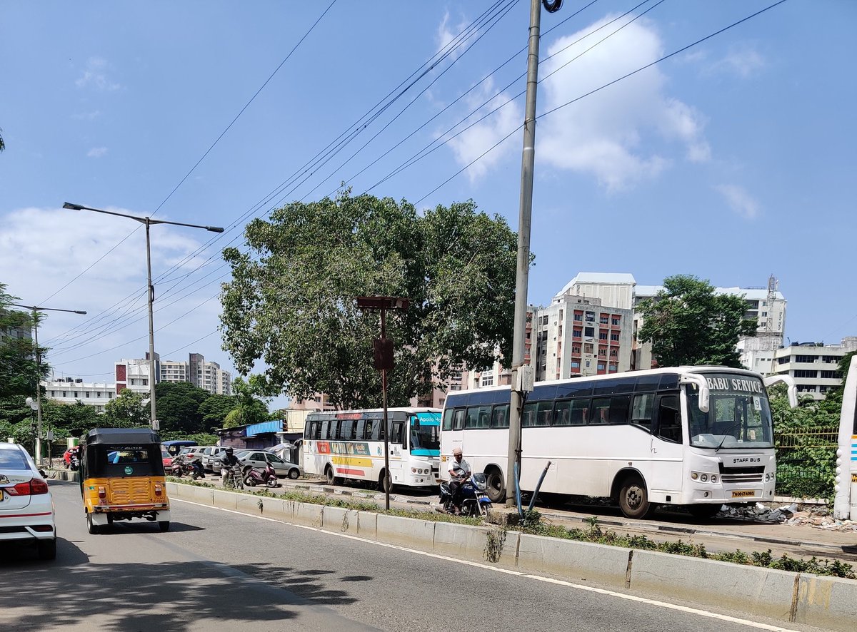 Surprised to find a big part of Greams road turned into parking lot by a major hospital there. They are even parking their buses on footpath.@ChennaiTraffic @chennaicorp @TOIChennai @THChennai @dinathanthi 
@chennaipolice_ 
@ShineForHealth 
Let us build the Chennai together