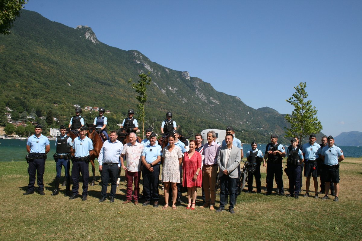 🐴👮‍♂️#inauguration / La secrétaire générale de la préfecture de la #Savoie, Mme Part, a participé à l'inauguration du nouveau poste à cheval de la garde républicaine qui viendra renforcer la #securite aux abords du lac pour l'#ete2022.
#bourgetdulac
<a href="/Gendarmerie_073/">Gendarmerie de la Savoie</a>