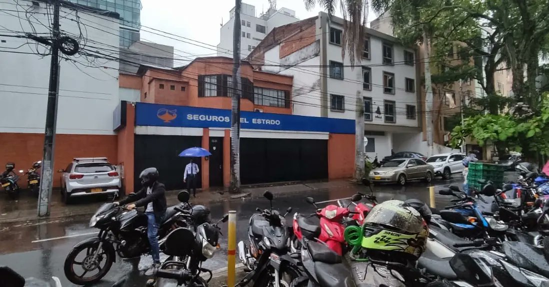 CWMasNoticias's tweet photo. Cada vez se vuelve delicada la situación para adquirir el SOAT para vehículos en Cali.

Largas filas para adquirir el SOAT en el barrio centenario. https://t.co/QF4hLV54bW