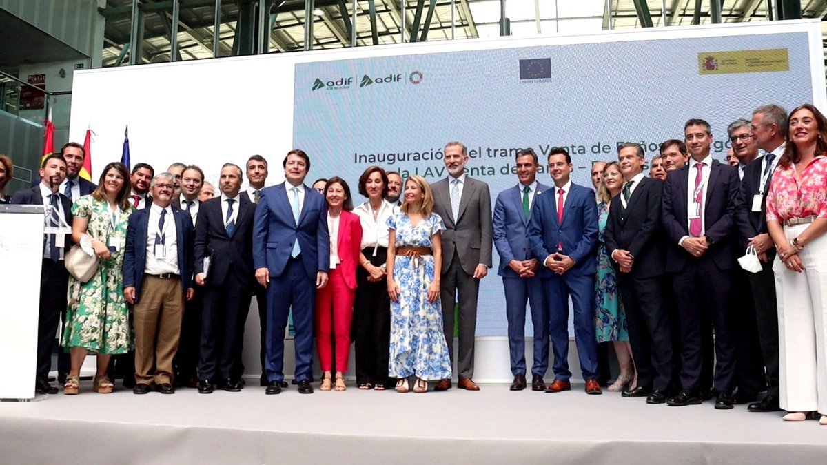 PSOEBurgosLocal's tweet photo. 📍El alcalde de #Burgos @danidelarosa ha participado esta mañana en el viaje inaugural de la Línea de Alta Velocidad Madrid-Burgos

🚆Un viaje que ha contado con la presencia del Rey Felipe VI, el presidente del Gobierno @sanchezcastejon y la ministra de @mitmagob @raquelsjimenez https://t.co/Es9cyYC0rM