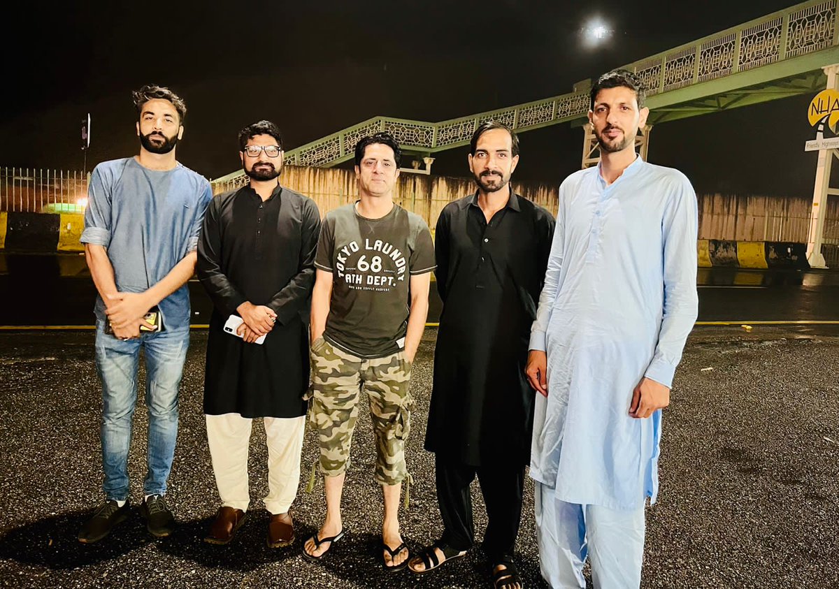 Azamkhan02's tweet photo. مَیں چاہتا ہُوں کہ مَیں ان کو زہر لگتا رہوں
مرے بارے جو بدگُماں ہیں بدگُماں ہی رہیں https://t.co/K4FOoPGWre