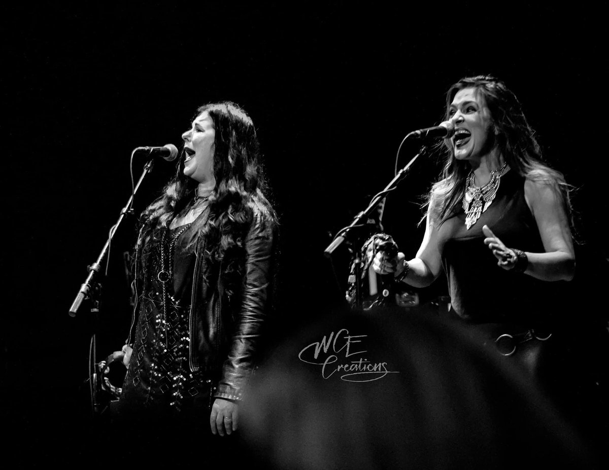 AlexDaleWCE's tweet image. Can’t forget about the girls! 
#tomkeiferband #cinderella #backupsinger #lovelyladies #singers #blackandwhitephotography #singit #arcadatheatre  #myphoto #wcecreations