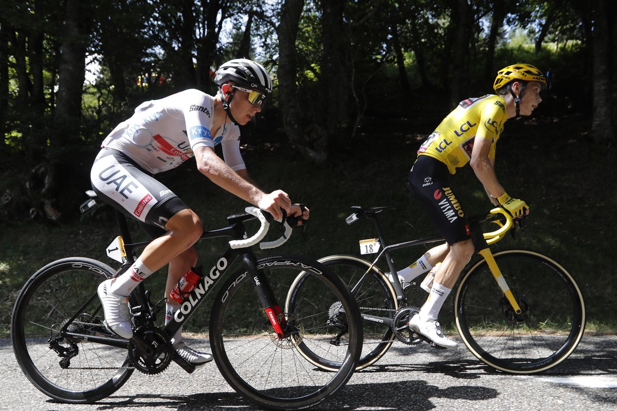 vismaleaseabike's tweet photo. 🇫🇷 #TDF2022 

Truly sportsmanship by Jonas, who's waiting for Pogacar after his crash on the descent 💛 https://t.co/BtAv6NCOrS