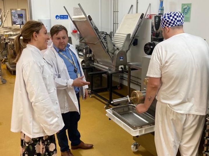 Training prisoners to work on release is a crucial part of reducing reoffending.

This afternoon at HMP Berwyn, discussing prisoners' rehabilitation &amp; preparation for release (&amp; being trained in making pasta!).

Thanks to Governor Nick Leader &amp; <a href="/OfficialBerwyn/">Official@HMPBerwyn</a> for a great visit.