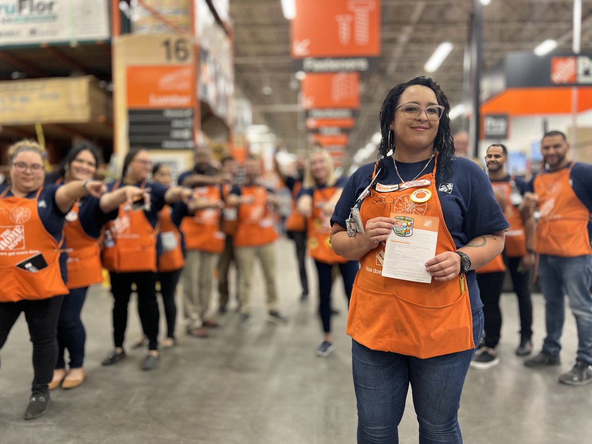 Today during the DDW we recognized Sol a Newly hired Associate in D28 @THD4150 Port Richmond #Philly for #LivingOurValues helping at other locations and working Safe. Sol is going places in our Company! ⁦@Alexis_3323⁩ ⁦@kay897kong⁩ ⁦@PedroMal4150⁩