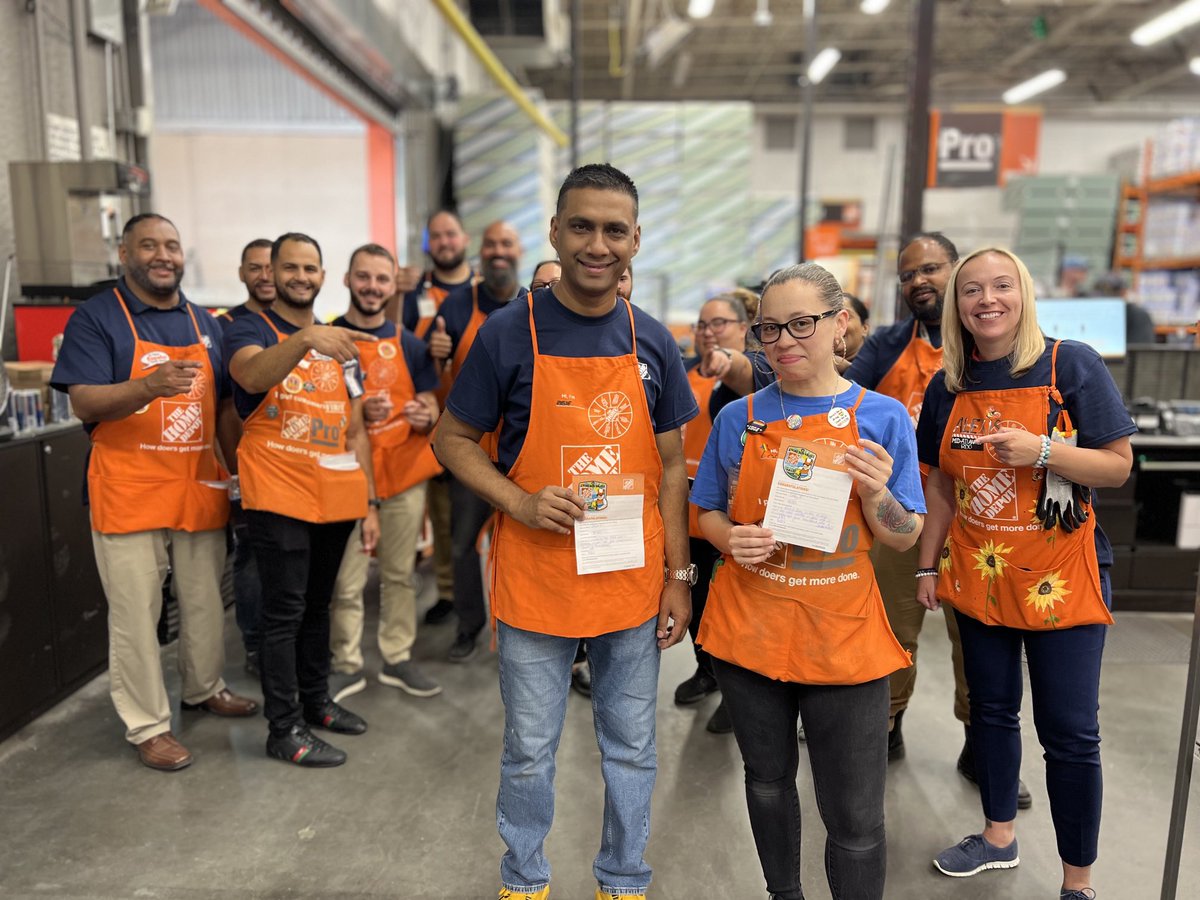 Pro DS Christhian @THD4150 Port Richmond #Philly recognized PASAs Asif and Lady for delivering a great Pro Experience! We appreciate all you do ⁦@PedroMal4150⁩ ⁦@kay897kong⁩