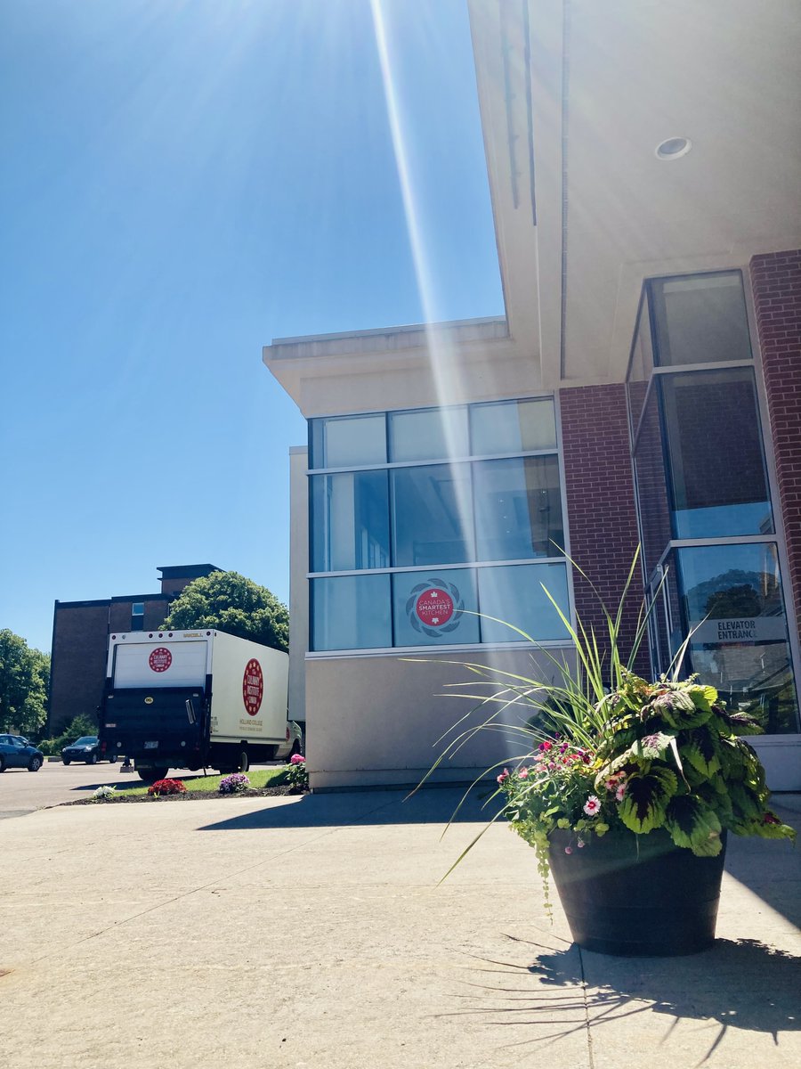 smartestkitchen's tweet photo. The sun is shining over @SmartestKitchen @CICPEI @HollandCollege today🌞 stay cool out there, stay hydrated ~ check out the innovative & delicious RTD beverage options available locally for all your #PEISummer adventures 🥤 #WeKnowFood #PEIFoodStory #Hydrate https://t.co/qMgU2qG2Pr