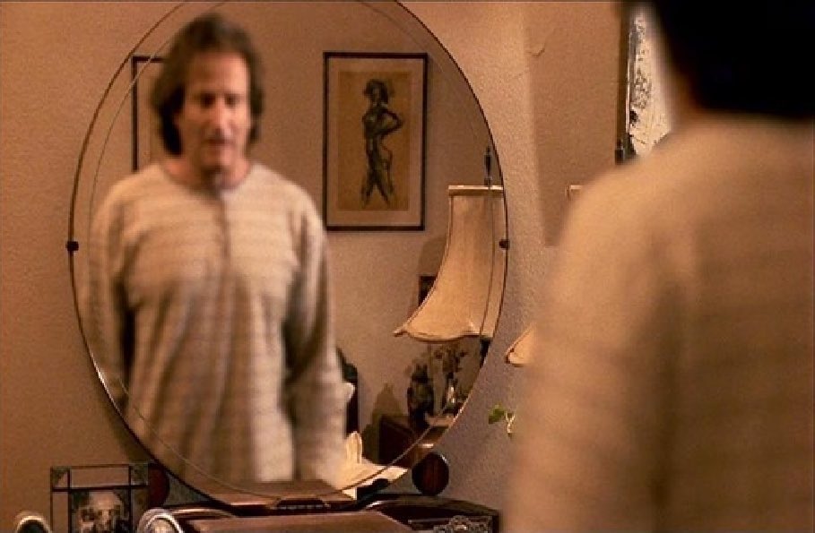 ExtremeFootbal4's tweet photo. @Gibboanxious Robin Williams is the best thing about Woody Allen's #DeconstructingHarry. He plays the title character's alter ego, an actor who's out of focus: not his image on film, but the actor himself, who appears blurry to all who look at him (that's how Harry feels about his life). https://t.co/W7rMSnjTOT