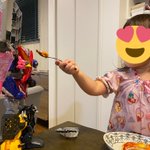 ロボに「あーん」とご飯食べさせてあげる女の子♡ロボ好きな女の子ならではの遊び方にほっこり