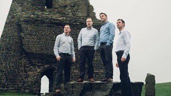 hakaentertain's tweet photo. Ni'n beilo nawr!!! 🚜

Ar y 1af o Awst mae gennym wledd i chi yn y Courtyard at SY23 yn cynnwys tri act hollol wahanol, pob un ar ei gorau 🙌

Mae tocynnau yn £15 a gallwch eu prynu drwy ffonio’r Courtyard neu trwy eu gwefan https://t.co/BDALHW5dZS 🎶

#eisteddfod2022 #yagym https://t.co/j2Xhvcgq2k