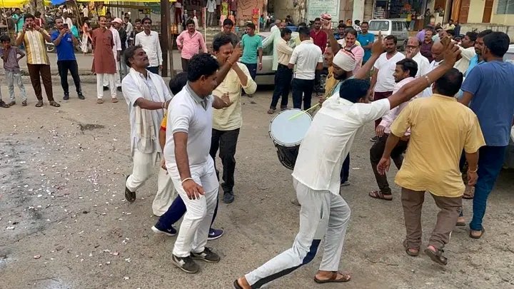 SatishHindu13's tweet photo. जनजाति समाज की गौरव श्रीमती द्रोपदी जी मुर्मू के राष्ट्रपति बनने पर मनाई खुशी ।वनवासी कल्याण परिषद मध्यभारत प्रांत। 
श्रीमती द्रोपदी मुर्मू के राष्ट्रपति बनने पर मनाई खुशी वनवासी कल्याण परिषद के छत्तीसगढ़ /मध्य प्रदेश के संगठन मंत्री बीरबल सिंह जी ने बताया कि आज अत्यंत ही 1/3 https://t.co/8yEWtCCh5L