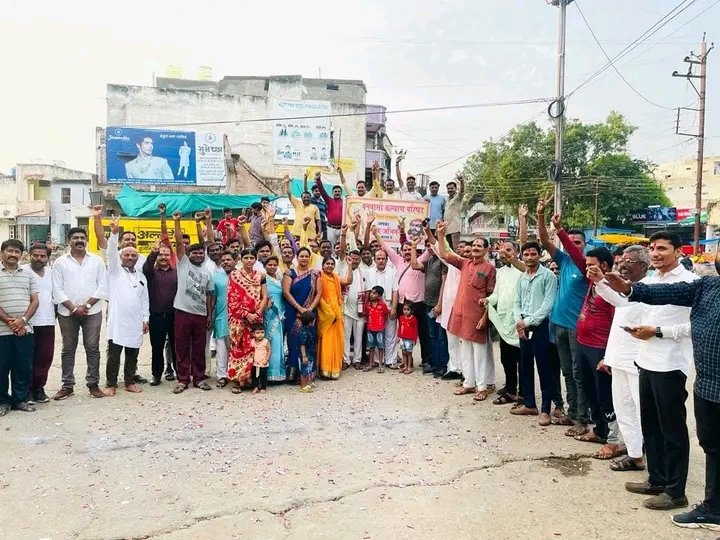 SatishHindu13's tweet photo. जनजाति समाज की गौरव श्रीमती द्रोपदी जी मुर्मू के राष्ट्रपति बनने पर मनाई खुशी ।वनवासी कल्याण परिषद मध्यभारत प्रांत। 
श्रीमती द्रोपदी मुर्मू के राष्ट्रपति बनने पर मनाई खुशी वनवासी कल्याण परिषद के छत्तीसगढ़ /मध्य प्रदेश के संगठन मंत्री बीरबल सिंह जी ने बताया कि आज अत्यंत ही 1/3 https://t.co/8yEWtCCh5L