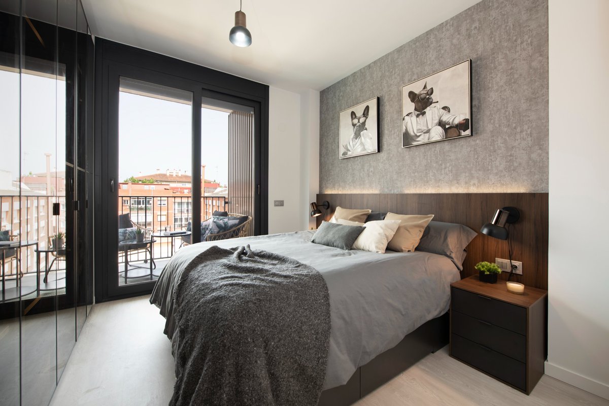 bysincro's tweet image. Dormitorio principal del proyecto de mobiliario “Viladecans” donde se ha colocado un cabecero con dos apliques y tiras led integradas; dos mesitas de noche con tres cajones; y para darle un toque decorativo se ha instalado papel pintado y dos cuadros.