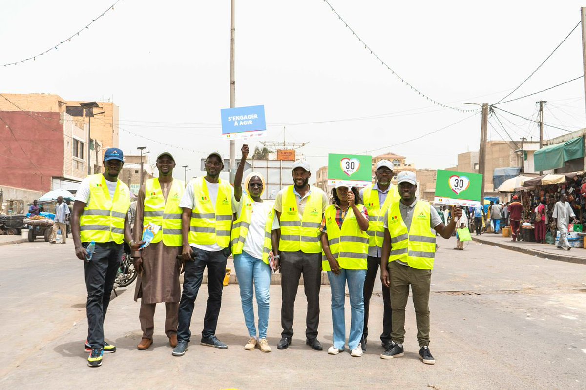 La sensibilisation se poursuit. Campagne #commitToAct #love30 à #saintlouis #sécuritéroutière
#saferroadsforafrica @roadsafetydecade
 #50BY30 #streetsforlife