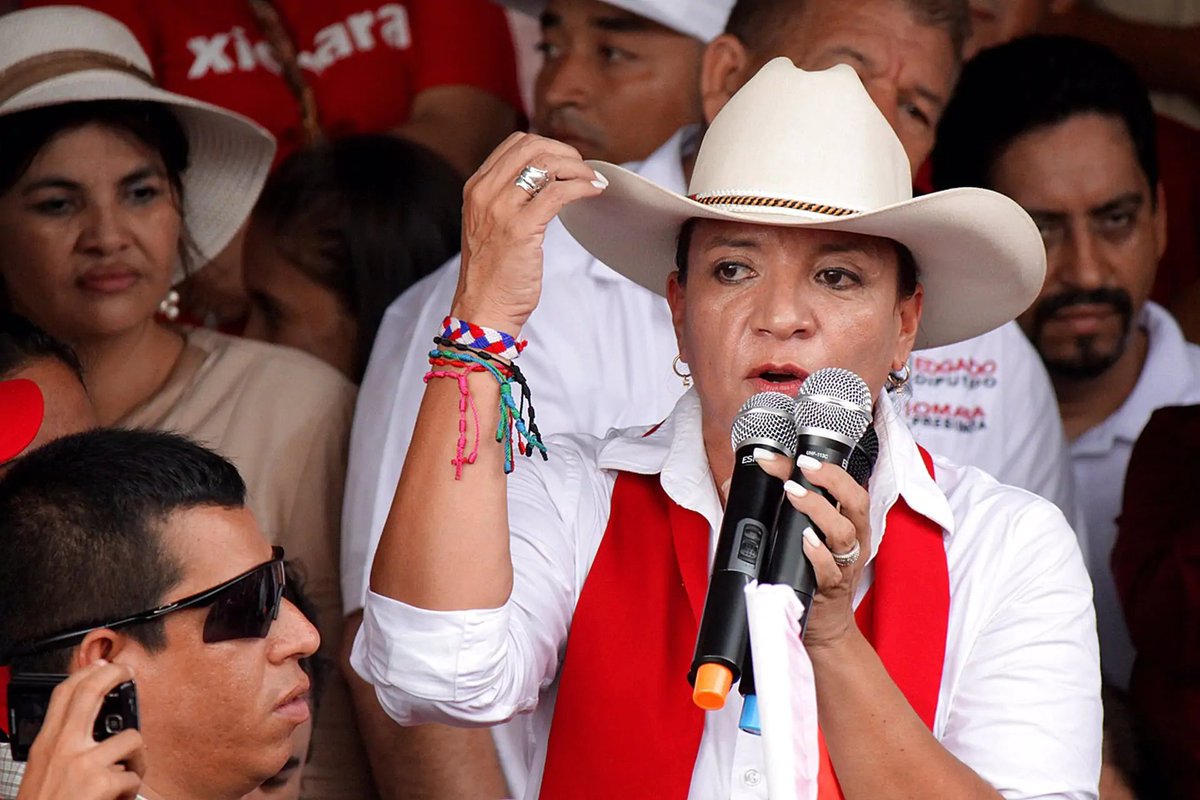 SUGERENCIA PARA NUESTRA Sra. PRESIDENTE. No sería mal tener unas breves palabras suyas de saludo y comunicar cuál es su agenda del día. No es para supervisar, solo para oírle, para saber que usted está al mando de todo, es para tener certeza que hay una cabeza en el gobierno.